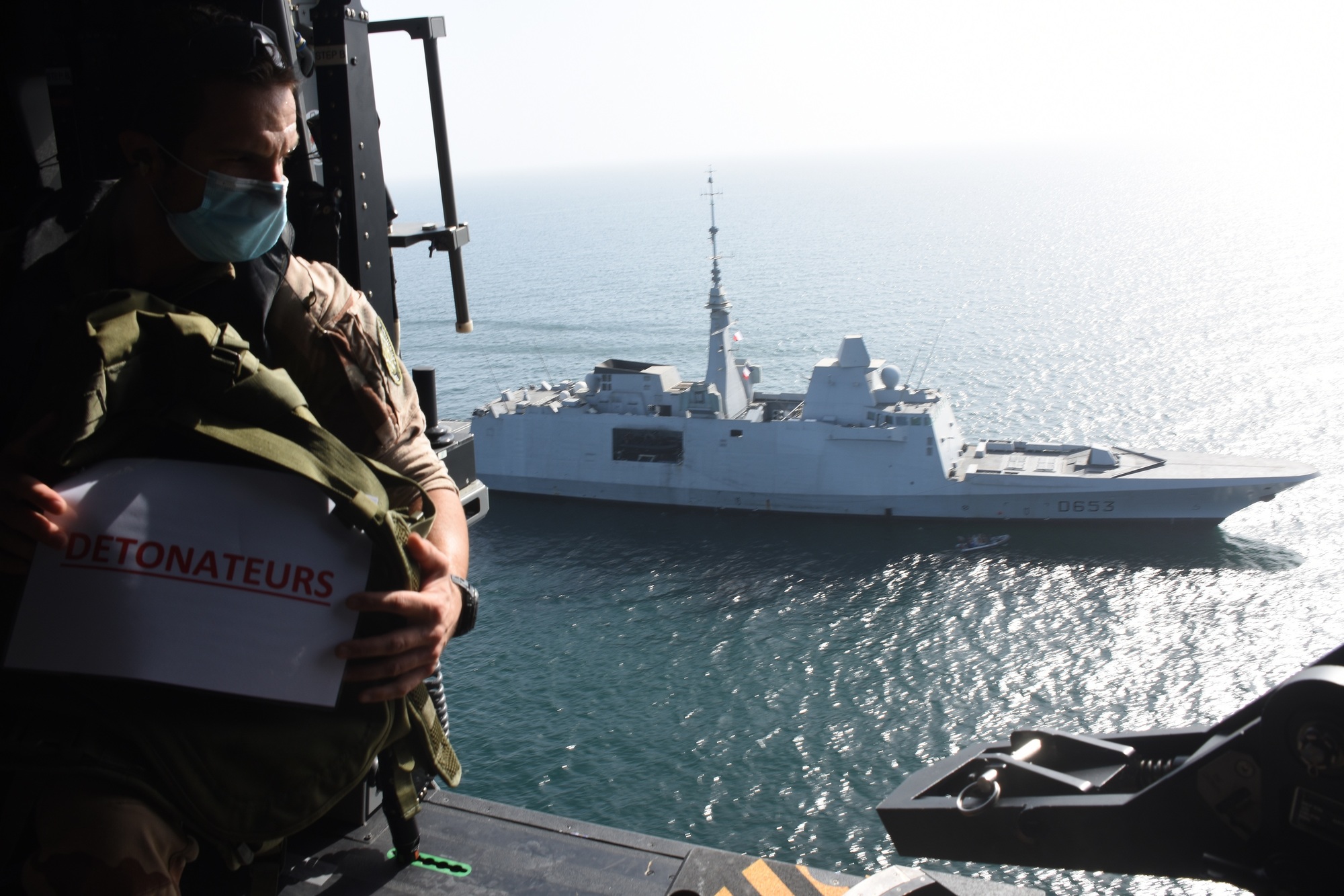 FFEAU - Le détachement du groupe régional d’intervention plongeurs-démineurs en exercice avec la FREMM Languedoc