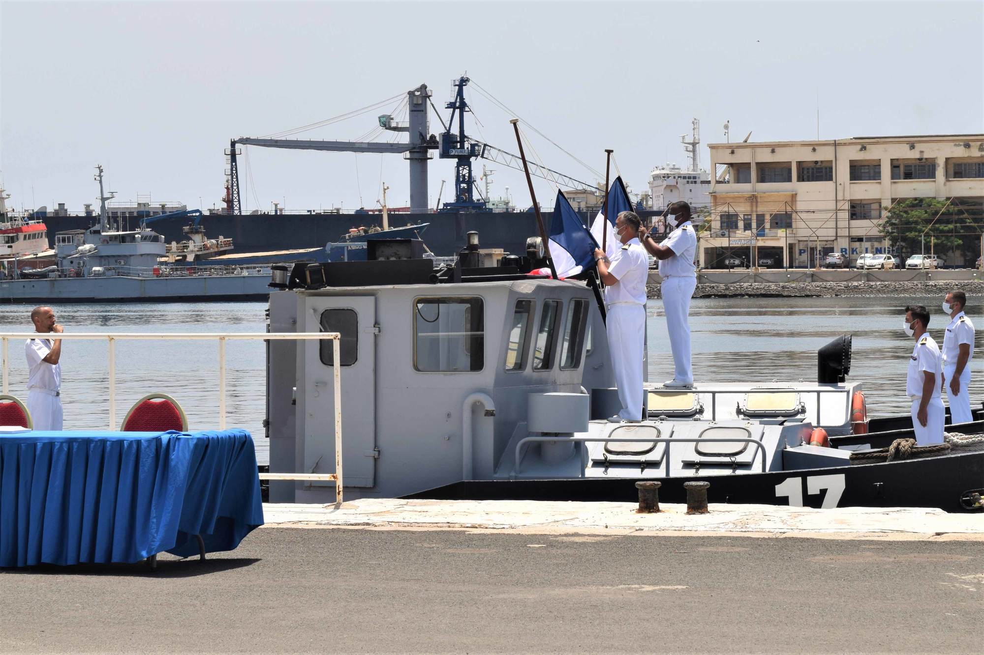 L’évènement était coprésidé par le contre-amiral Oumar Wade, chef d’état-major de la marine nationale sénégalaise et le général de brigade Michel Delpit, commandant les EFS en présence du colonel Luc Lainé, attaché de défense de l’ambassade de France au Sénégal. La cérémonie s’est achevée par un moment fort et symbolique, lorsque les Couleurs françaises ont été descendues cédant la place aux Couleurs sénégalaises.   Dorénavant les pousseurs seront employés lors des manœuvres portuaires de la flotte sénégalaise dans le port de Dakar. La chaloupe, dotée d’une grande capacité, poursuivra sa servitude au sein de la base centre de Dakar.   Cette cérémonie est le symbole d’une volonté conjointe de poursuivre nos actions de coopération et de partenariat permettant de contribuer à la consolidation des capacités navales sénégalaises. Un projet d’accompagnement technique est déjà à l’étude entre les marins de la station navale des EFS et leurs camarades sénégalais. 
