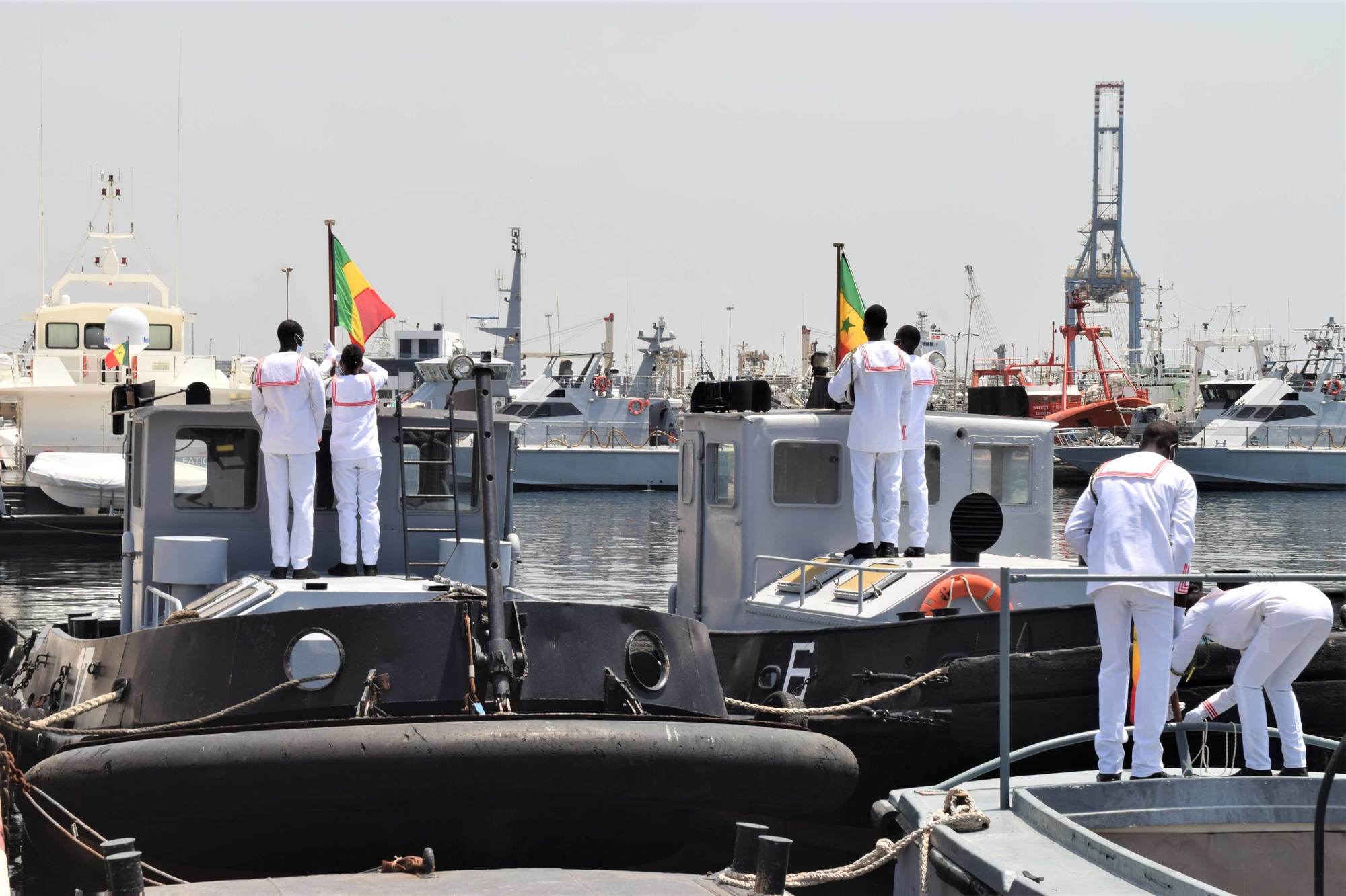 L’évènement était coprésidé par le contre-amiral Oumar Wade, chef d’état-major de la marine nationale sénégalaise et le général de brigade Michel Delpit, commandant les EFS en présence du colonel Luc Lainé, attaché de défense de l’ambassade de France au Sénégal. La cérémonie s’est achevée par un moment fort et symbolique, lorsque les Couleurs françaises ont été descendues cédant la place aux Couleurs sénégalaises.   Dorénavant les pousseurs seront employés lors des manœuvres portuaires de la flotte sénégalaise dans le port de Dakar. La chaloupe, dotée d’une grande capacité, poursuivra sa servitude au sein de la base centre de Dakar.   Cette cérémonie est le symbole d’une volonté conjointe de poursuivre nos actions de coopération et de partenariat permettant de contribuer à la consolidation des capacités navales sénégalaises. Un projet d’accompagnement technique est déjà à l’étude entre les marins de la station navale des EFS et leurs camarades sénégalais. 