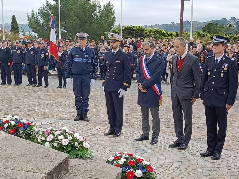  Les marins de la Force d’action navale commémorent l’Armistice du 11 novembre