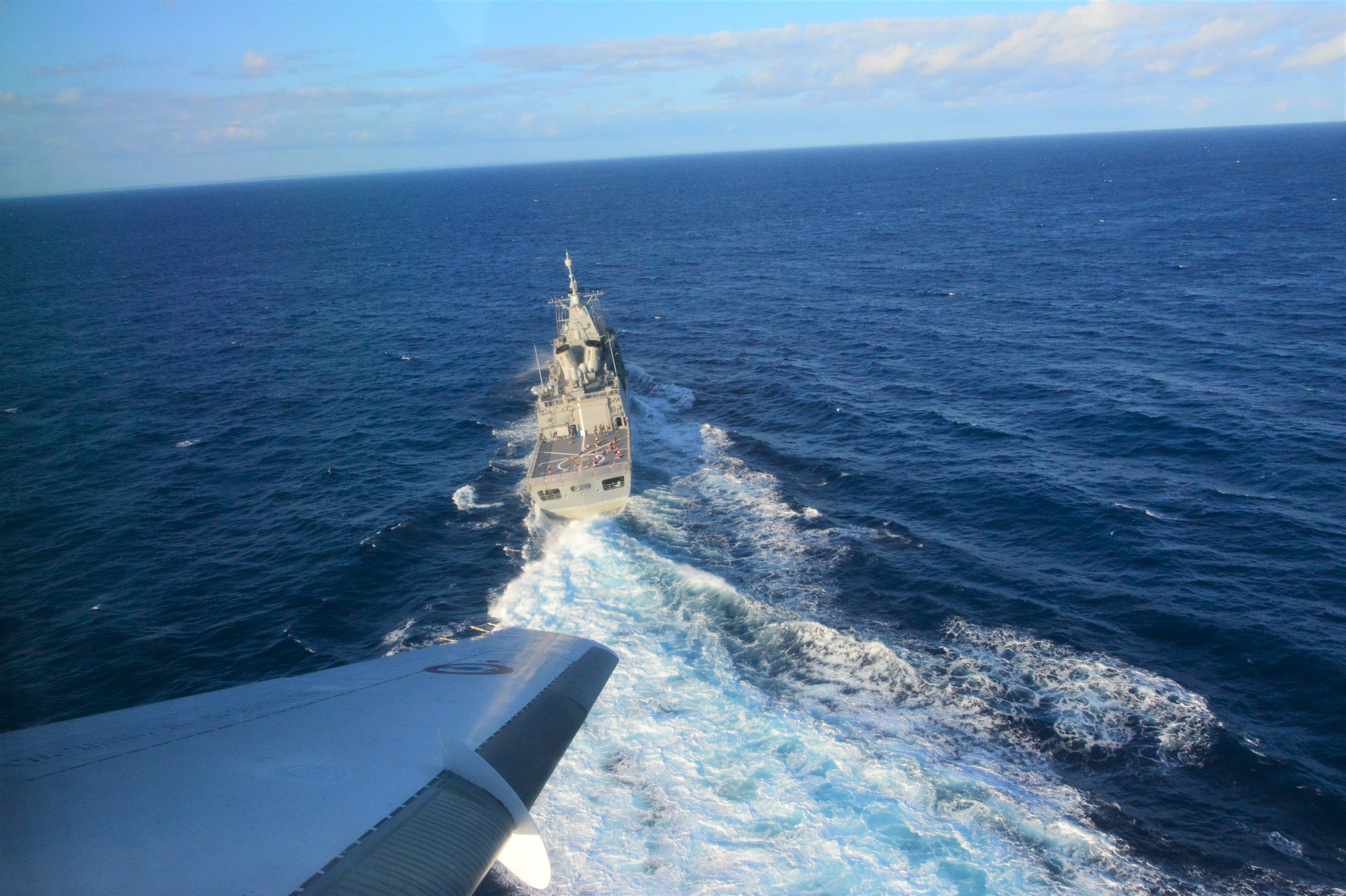 FANC – Coopération entre un avion de surveillance maritime des FANC et la frégate néo-zélandaise Te Kaha