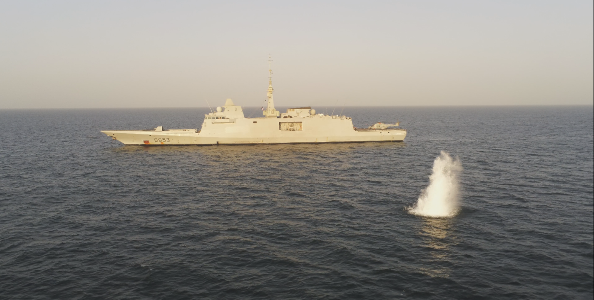 FFEAU - Le détachement du groupe régional d’intervention plongeurs-démineurs en exercice avec la FREMM Languedoc