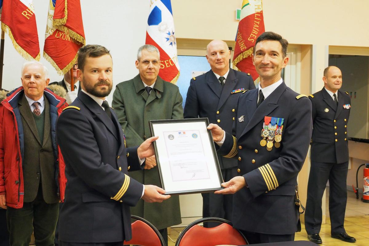 Signature des chartes de jumelage entre le BPC Tonnerre et la PMM de Lyon par le capitaine de vaisseau Ludovic Poitou
