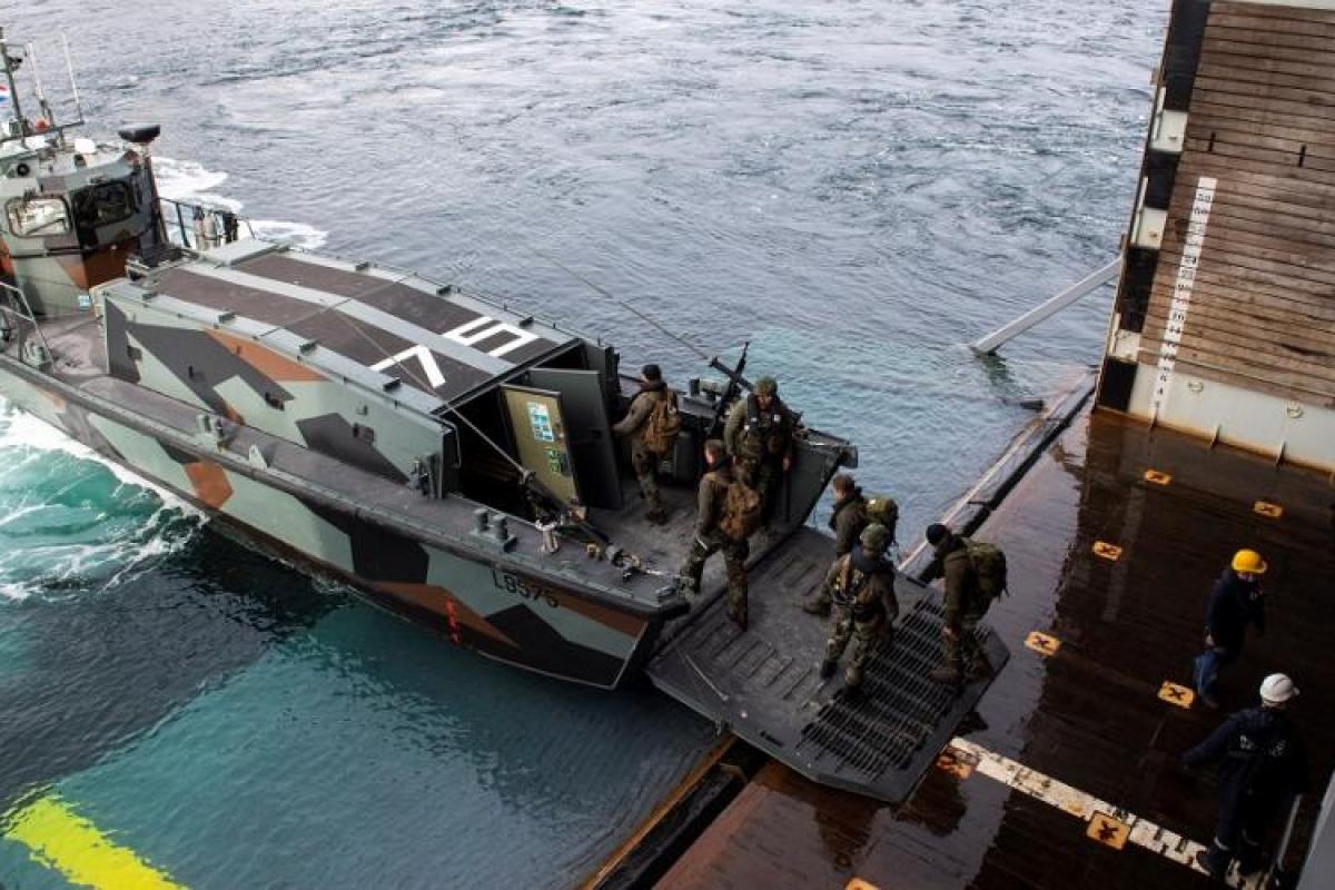 COLD RESPONSE 2022 - Un groupement tactique embarqué néerlandais à bord du porte-hélicoptères amphibie Dixmude