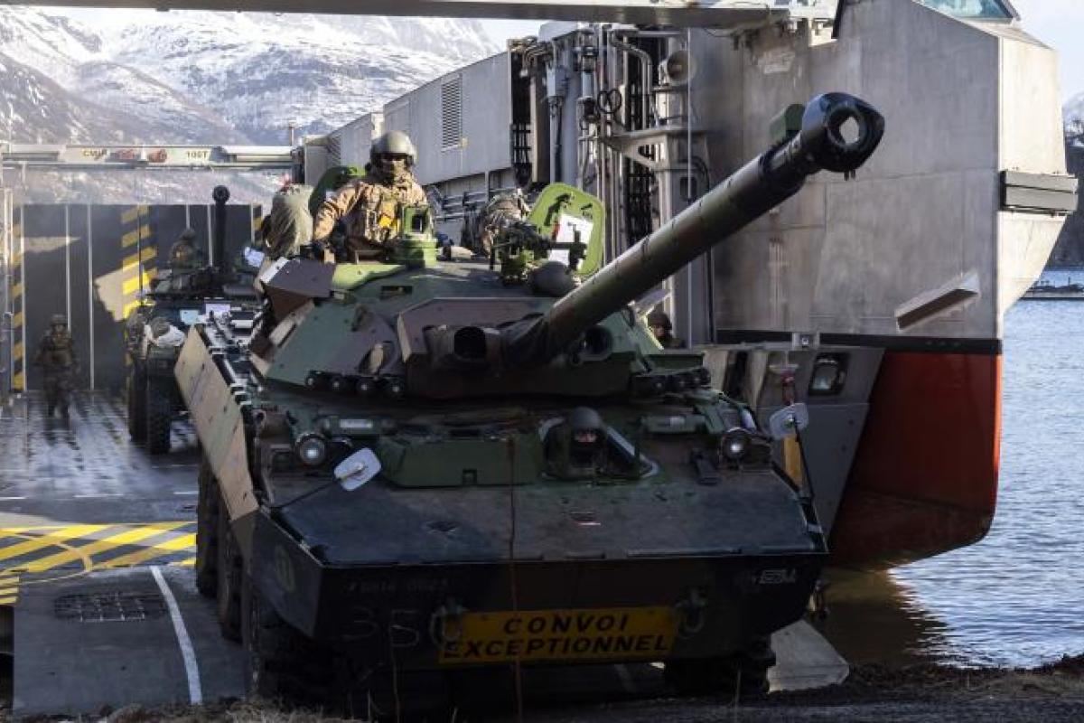 COLD RESPONSE 2022 - Le Porte-hélicoptères amphibie Dixmude certifié aux opérations en Arctique