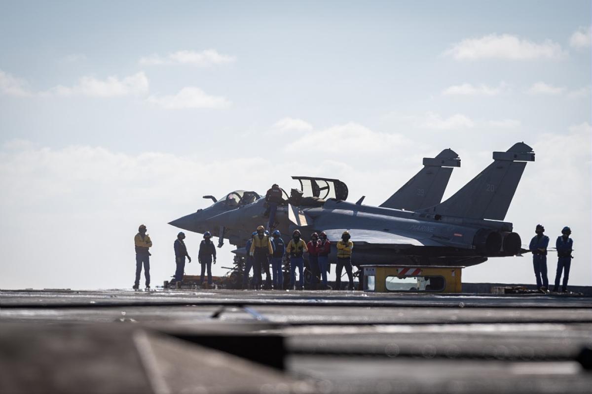 Le Charles de Gaulle reprend la mer pour l’École de l’aviation embarquée