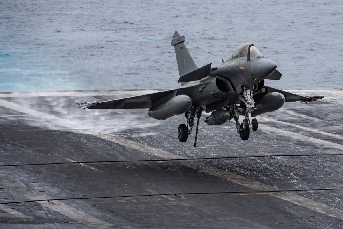 Le Charles de Gaulle reprend la mer pour l’École de l’aviation embarquée