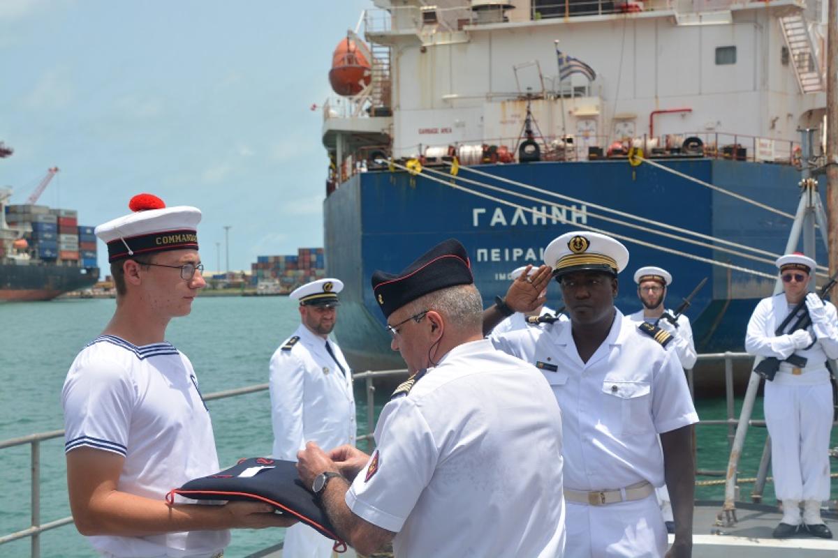 Corymbe 161 : Remise de décorations à deux autorités béninoises sur le PHM Commandant Birot