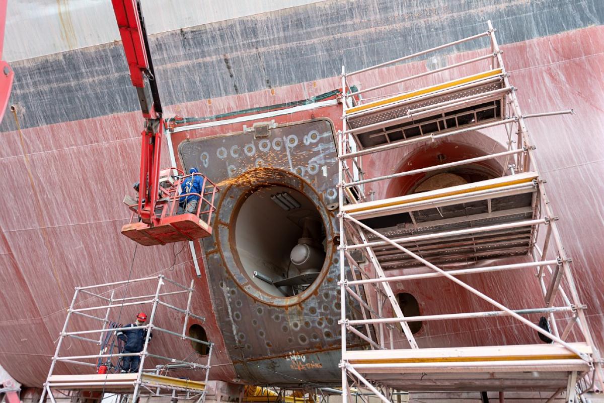 Installation d’un deuxième propulseur d’étrave sur le PHA Tonnerre