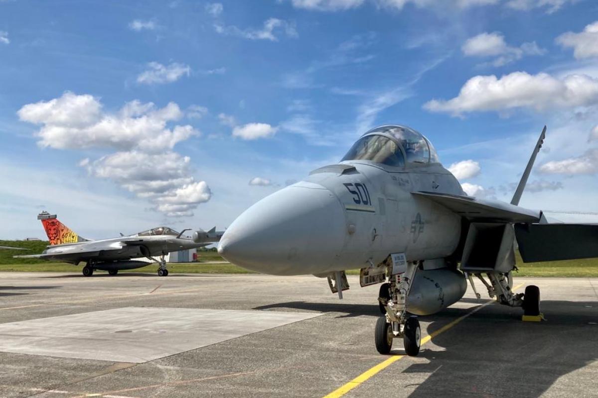 Coopération franco-américaine : 7 avions de chasse américains F18 sur la base d’aéronautique navale de Landivisiau