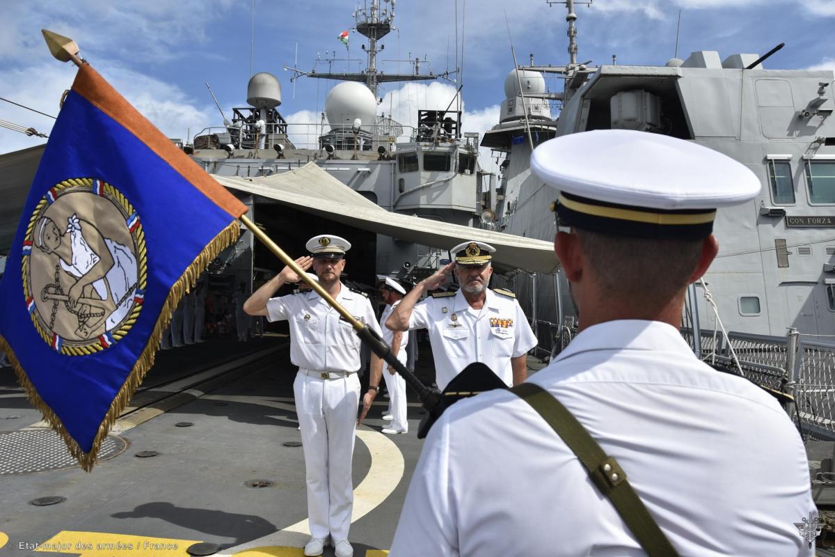 Opération Atalanta :  Le Floréal saisi plus de 8 t de stupéfiants et son équipage se voit décoré de la médaille européenne