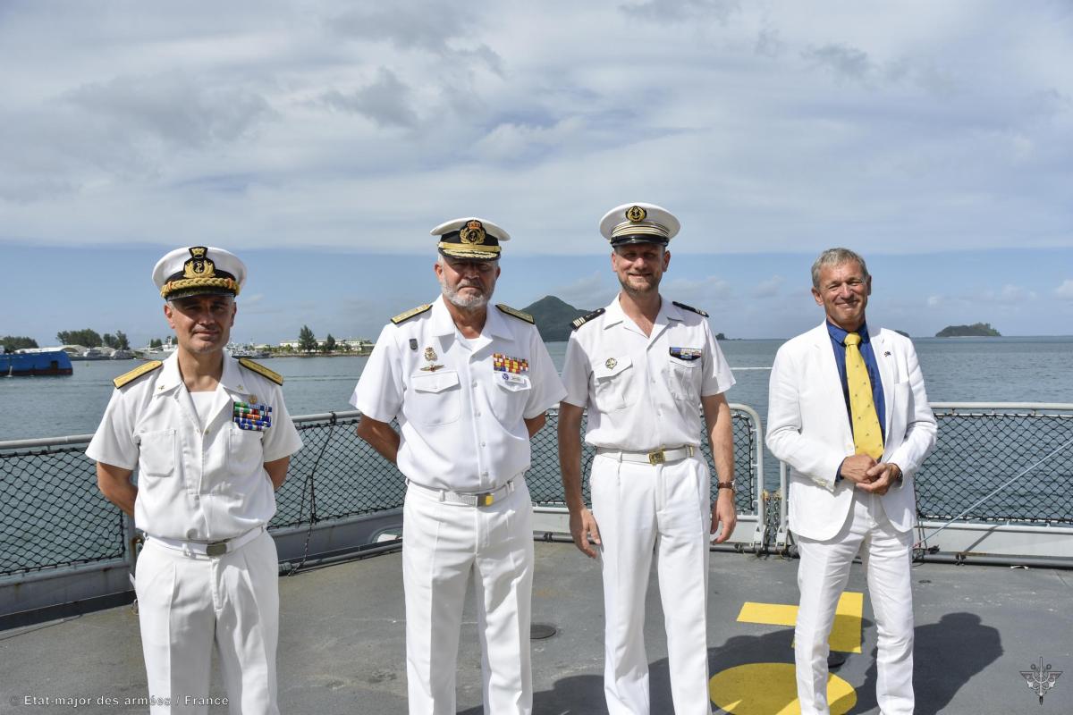 Opération Atalanta :  Le Floréal saisi plus de 8 t de stupéfiants et son équipage se voit décoré de la médaille européenne