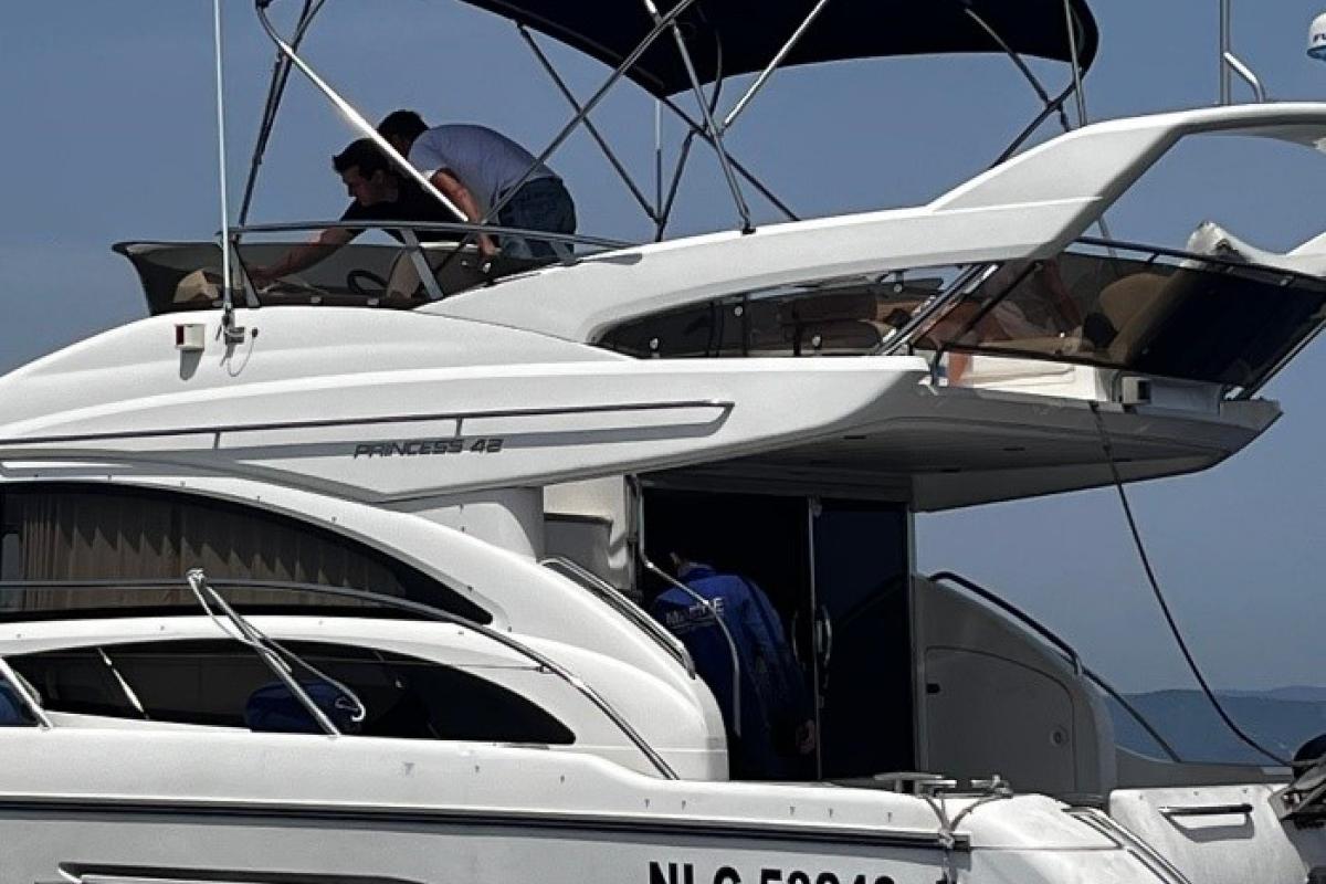 Méditerranée - Le Capricorne porte assistance à une vedette en pleine chasse aux mines