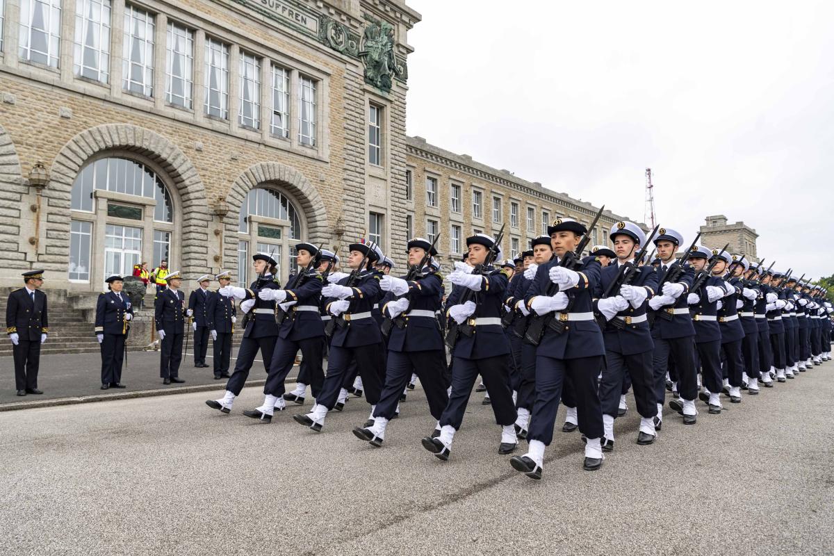 Cérémonie de présentation au drapeau et cérémonie de fin de cours à l’École de maistrance