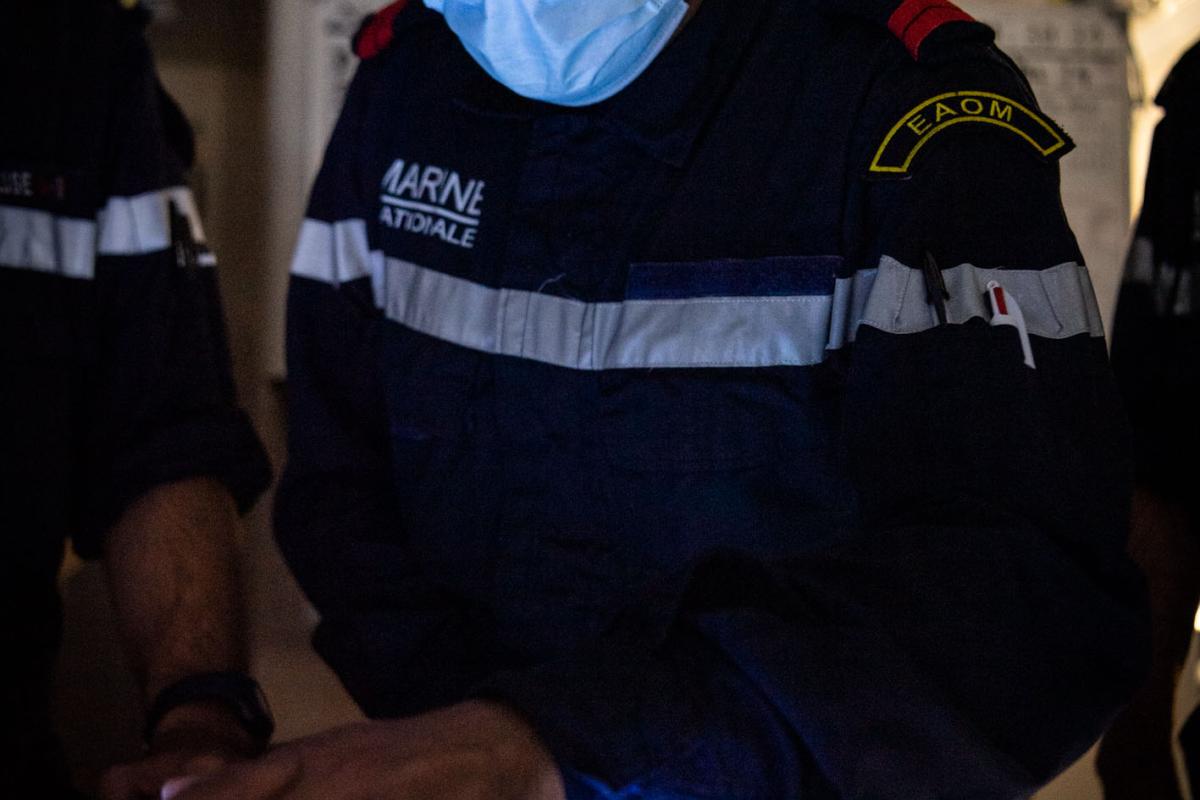 Portrait : QM Julien, opérateur table traçante à bord du Mistral en mission Jeanne d’Arc