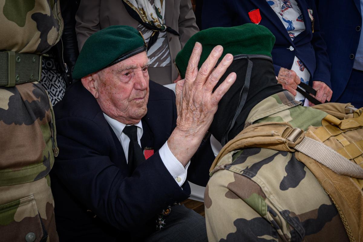 Cérémonie de tradition de l'École des fusiliers marins à Ouistreham