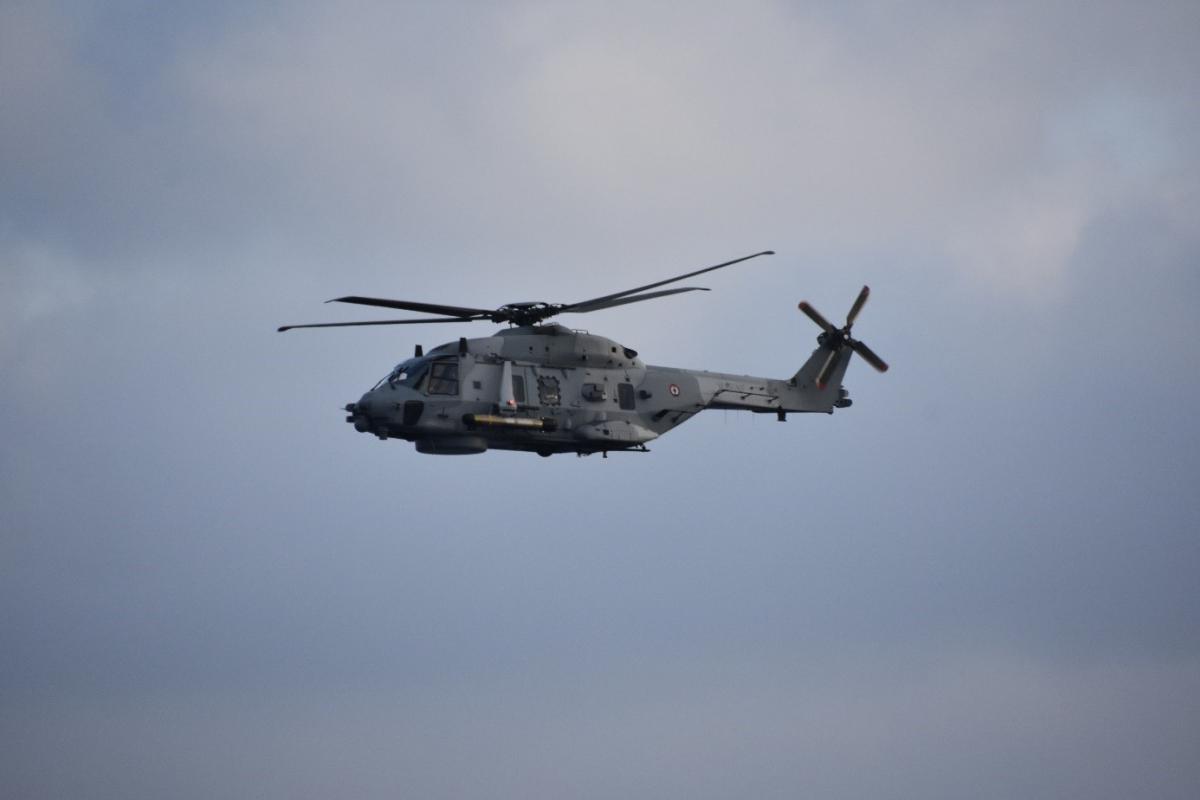 Mise en œuvre d’un Caïman Marine armé d’une torpille de combat MU90 depuis l’Auvergne