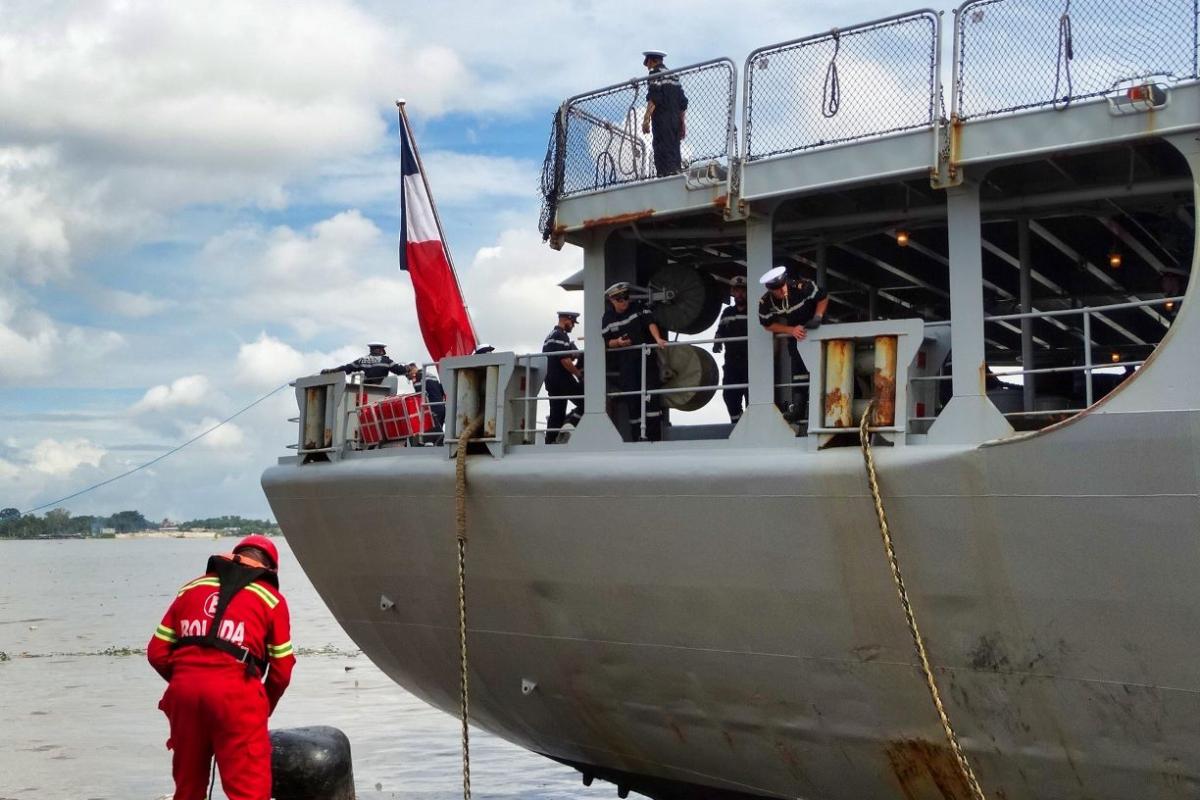 Entraînement, formation, mission de surveillance : la Somme en escale à Abidjan