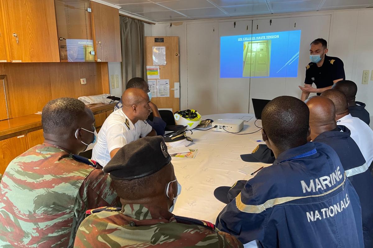 Entraînement, formation, mission de surveillance : la Somme en escale à Abidjan
