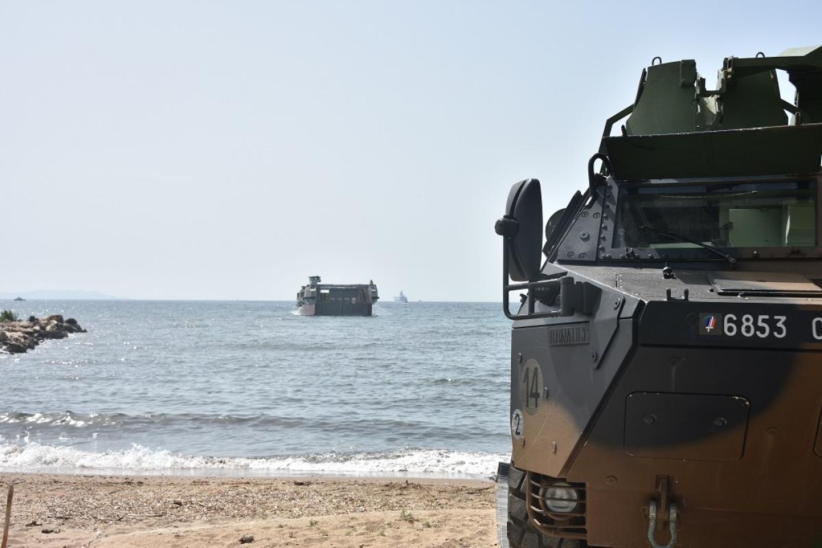 Le 21ème RIMA et le 6ème CCT se qualifient aux opérations amphibies sur le Dixmude
