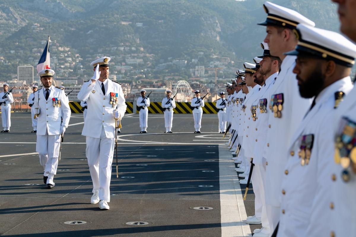 Un nouveau commandant pour  le porte-hélicoptères amphibie Mistral