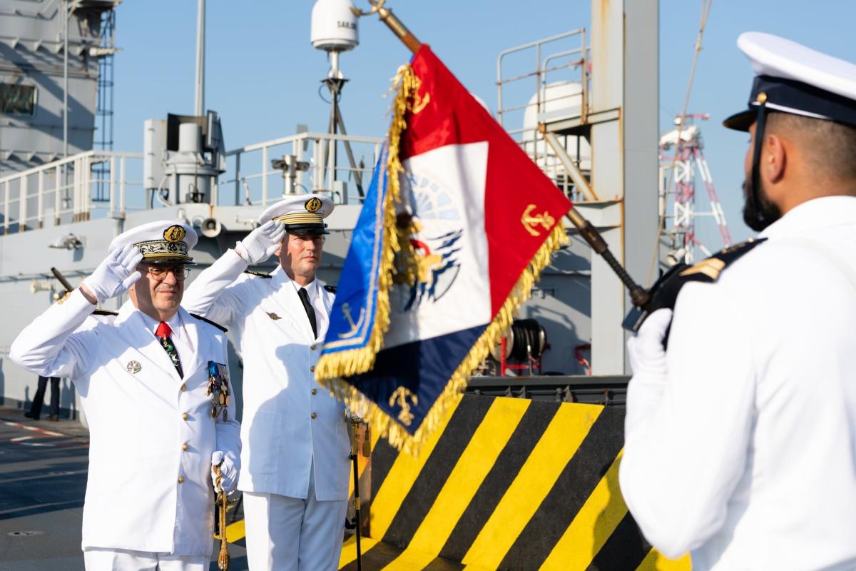 Un nouveau commandant pour  le porte-hélicoptères amphibie Mistral