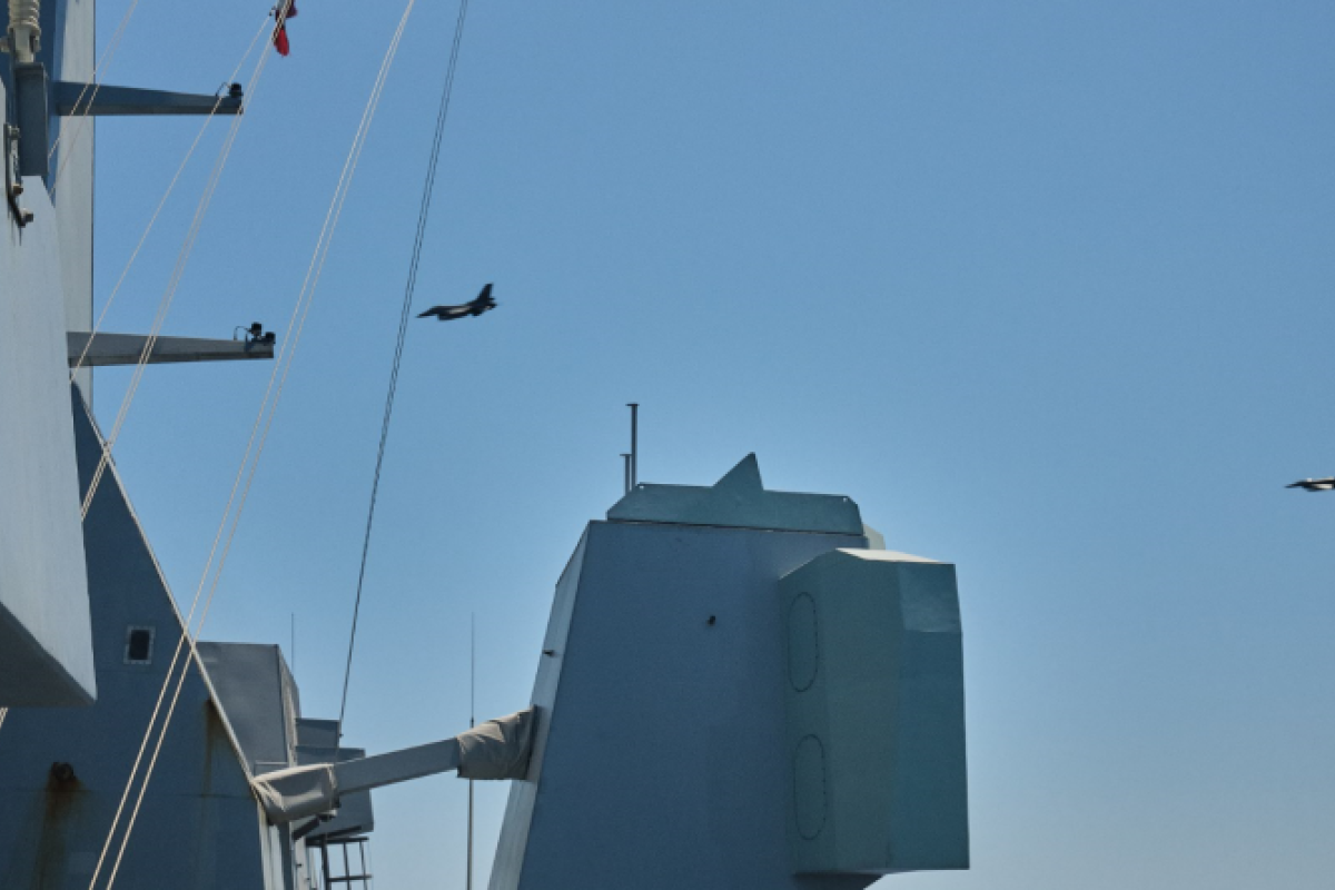Méditerranée orientale – Entrainement avec l’armée de l’air grecque pour la FREMM Provence