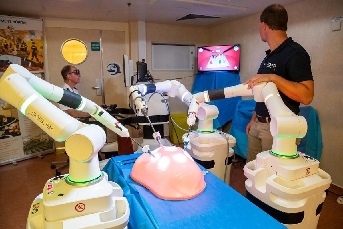  Le Mistral embarque un robot chirurgical
