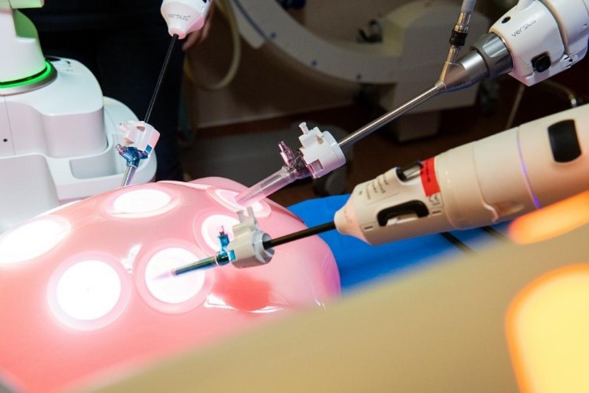  Le Mistral embarque un robot chirurgical
