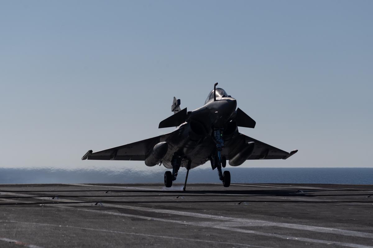  Ecole de l’Aviation Embarquée (EAE) : Une nouvelle promotion de pilotes qualifiée à l’appontage