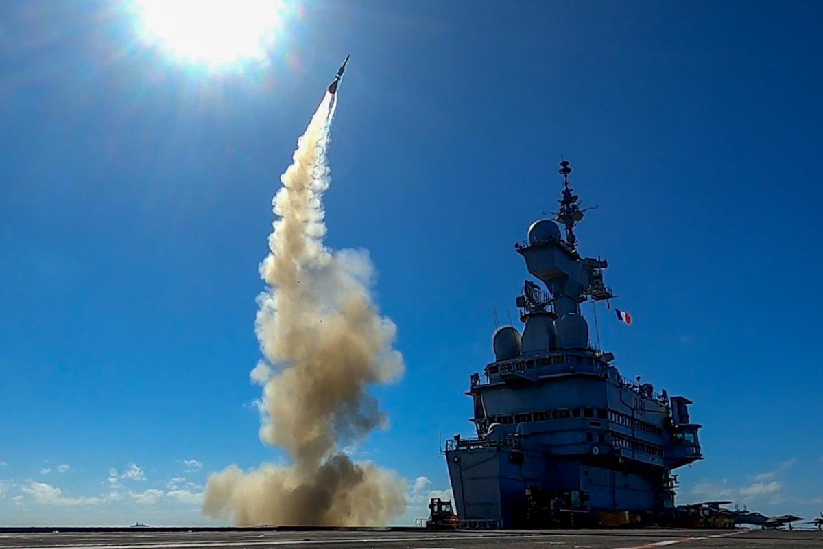  Le groupe aéronaval s’entraîne contre les menaces missiles
