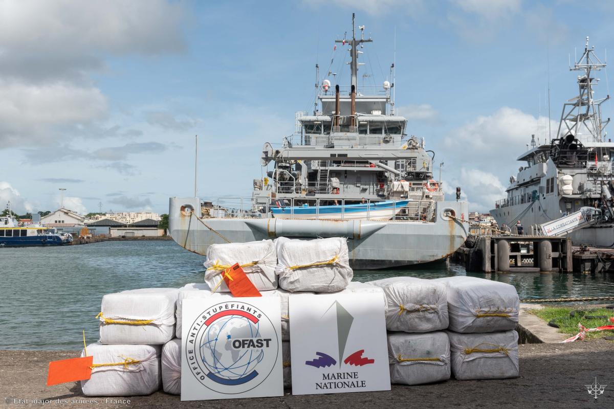  FAA – NARCOPS : le BSAOM Dumont d’Urville saisit près de 430 kg de cocaïne