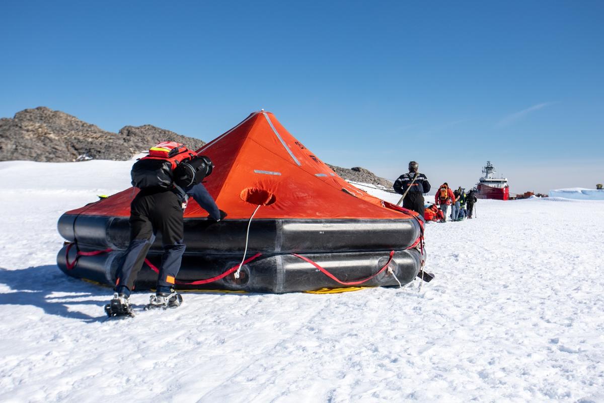  FAZSOI – Le patrouilleur polaire L’Astrolabe conduit un exercice de survie en Antarctique