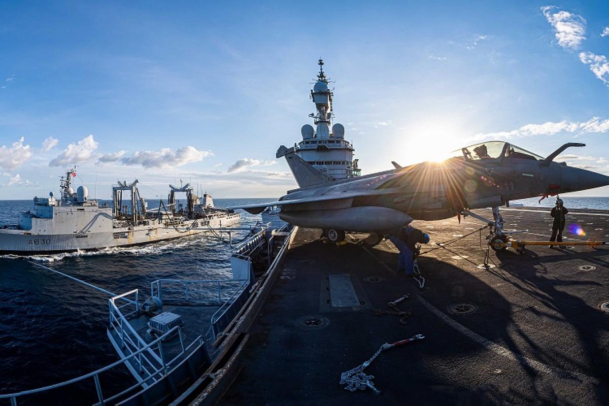 ANTARES - Dernier ravitaillement à la mer entre le BCR Marne et le porte-avions Charles de Gaulle