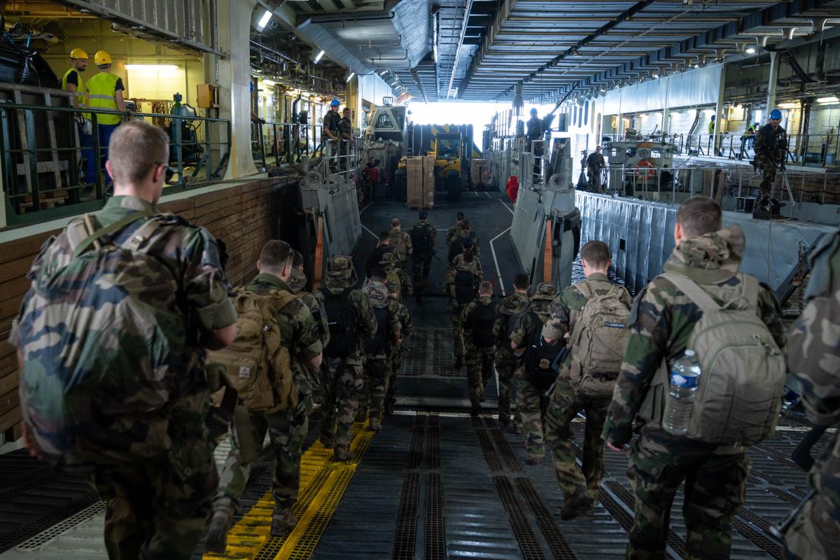  Mission Jeanne d’Arc : débarquement amphibie et manœuvre tactique dans le désert djiboutien pour les officiers-élèves