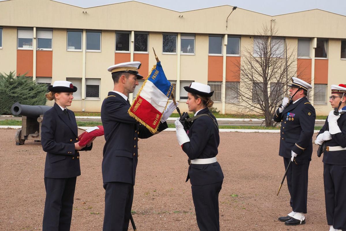 Remise du fanion par le Capitaine de vaiseau Ludovic Poitou