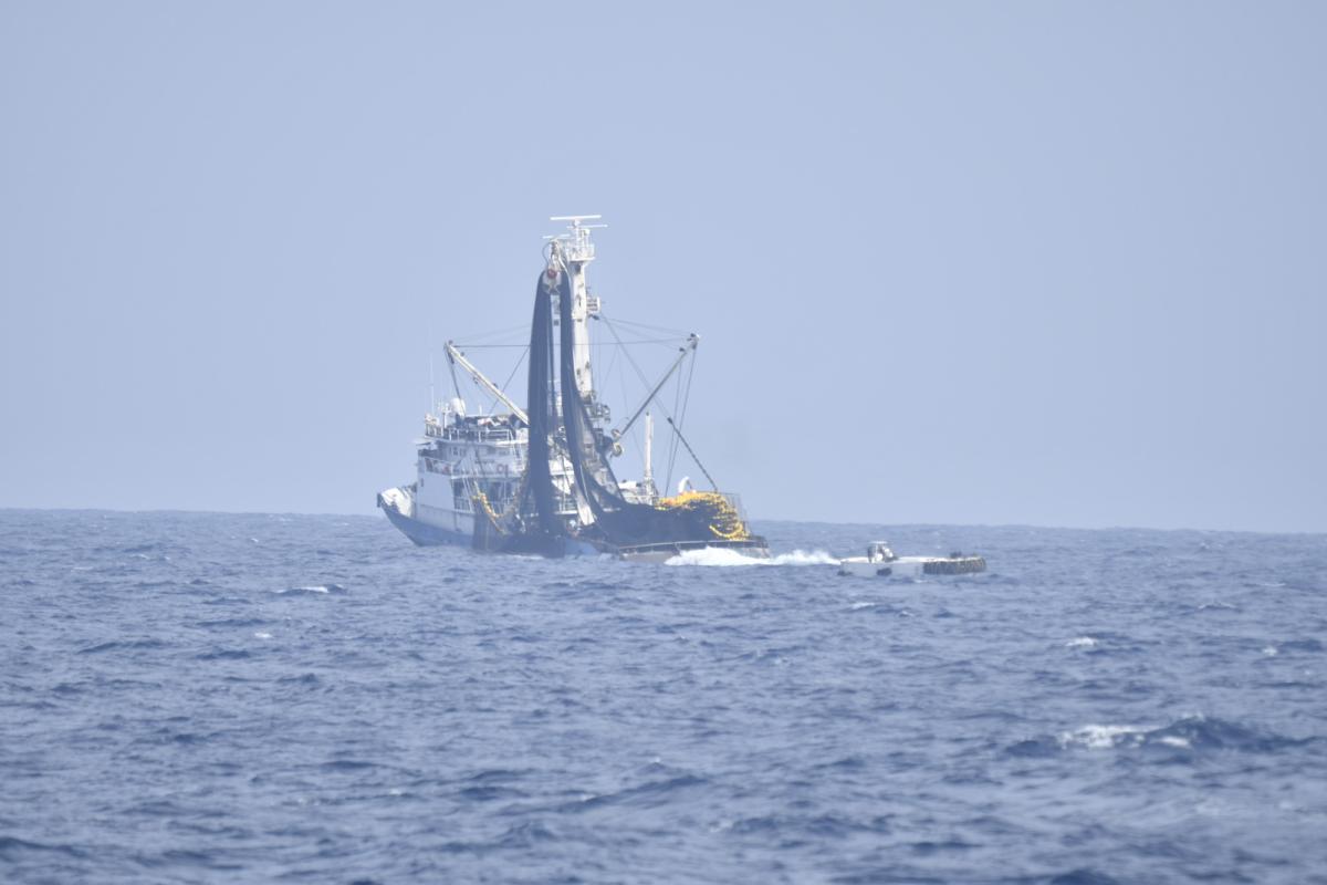 CORYMBE 158 - Le PHM Ducuing apporte son aide à un navire de pêche espagnol