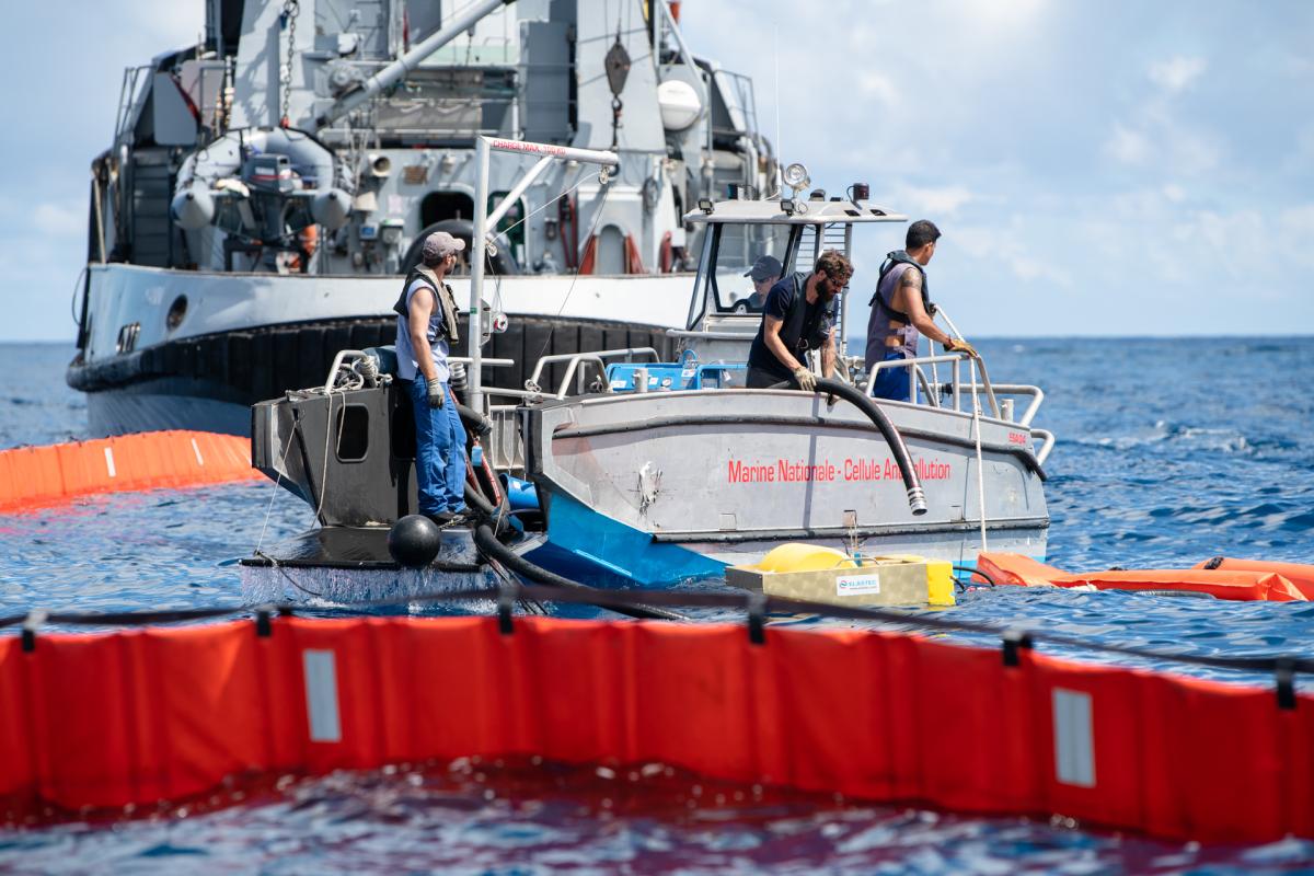 Mardi 14 décembre 2021, la cellule antipollution de la base navale de Papeete, en Polynésie française et le Remorqueur portuaire et côtier (RPC) Manini ont conduit un exercice de lutte contre la pollution maritime. Cet entraînement avait pour objectif d’évaluer les capacités d’intervention de la base navale.
