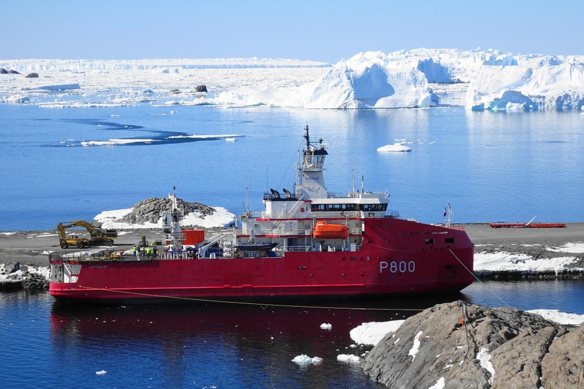 Transmission de témoin entre l’équipage A et l’équipage B de L’Astrolabe