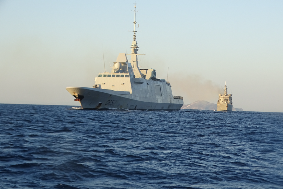 Méditerranée centrale – La FREMM Provence s’entraîne avec les forces armées grecques