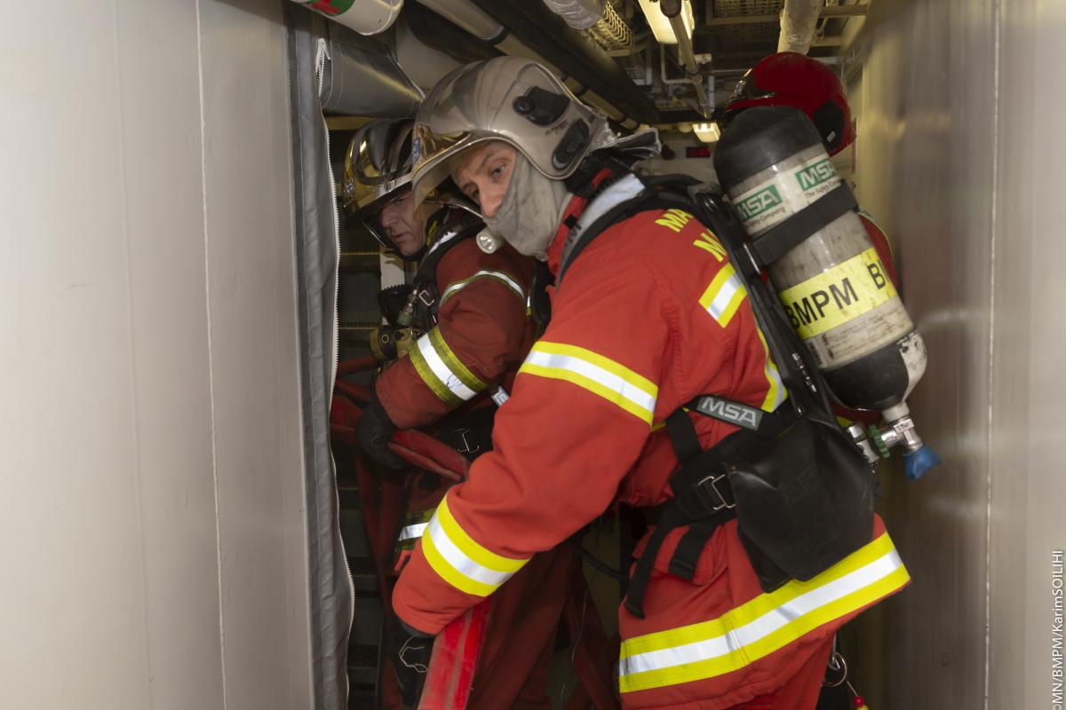 Marins et marins-pompiers s’entraînent à lutter ensemble contre les feux de navire