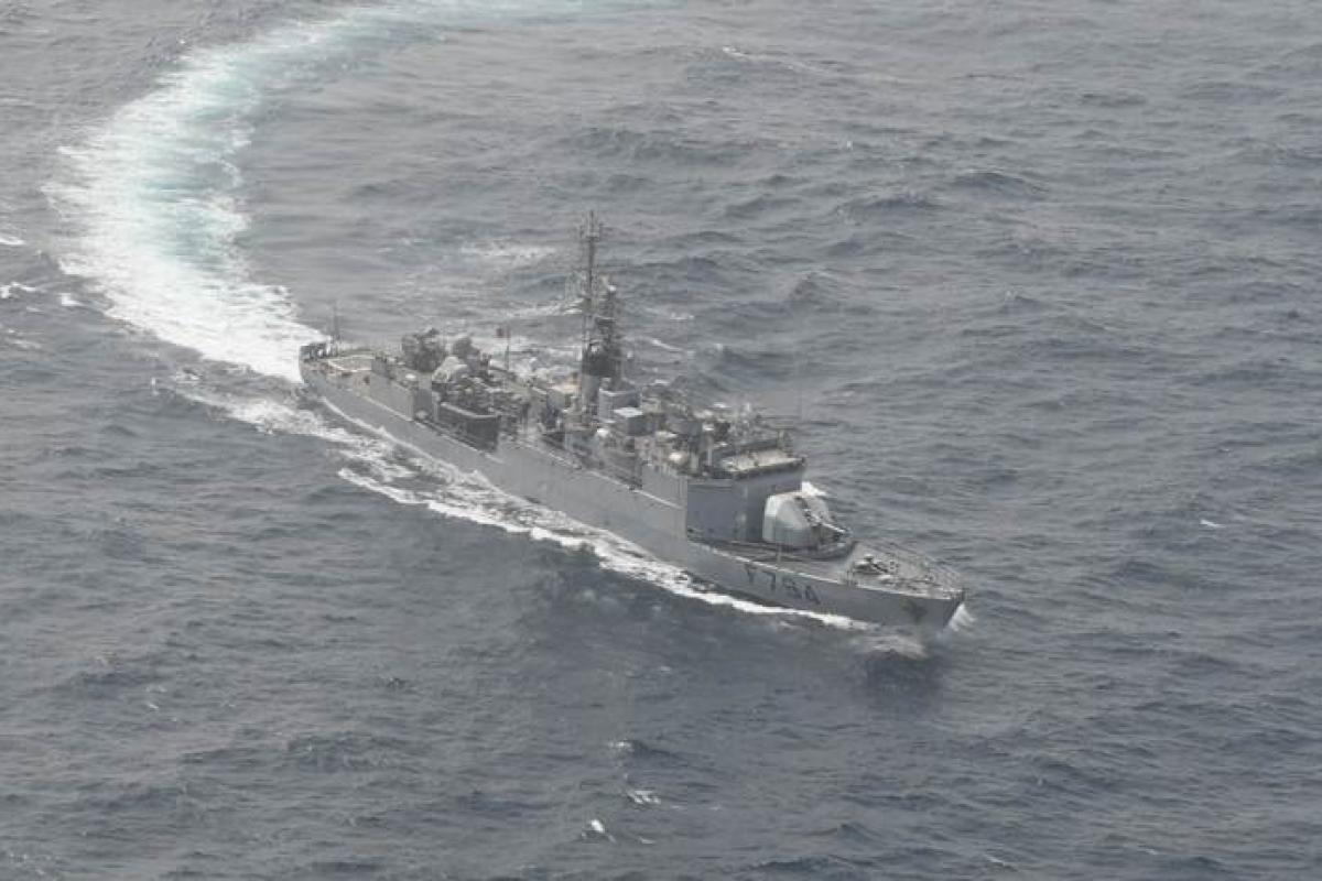 Entamant sa patrouille retour vers Brest, le PHM Enseigne de vaisseau Jacoubet a fait escale à Dakar pour la seconde fois entre le 17 et le 21 février, puis s’est entraîné avec le Falcon 50 Marine de la 24F détaché aux Éléments Français au Sénégal (EFS).