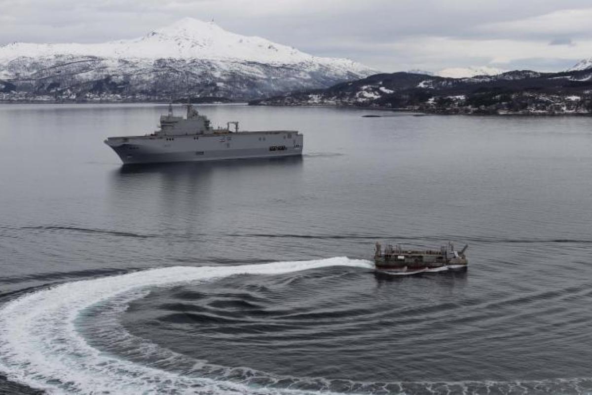 COLD RESPONSE 2022 - Le Porte-hélicoptères amphibie Dixmude certifié aux opérations en Arctique