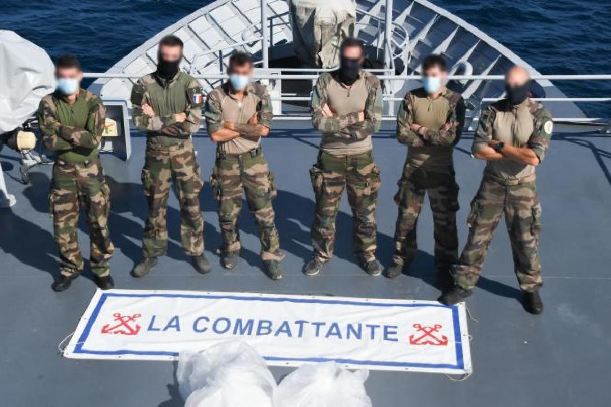  FAA - La Combattante stoppe des trafiquants de stupéfiants entre Sainte-Lucie et la Martinique 