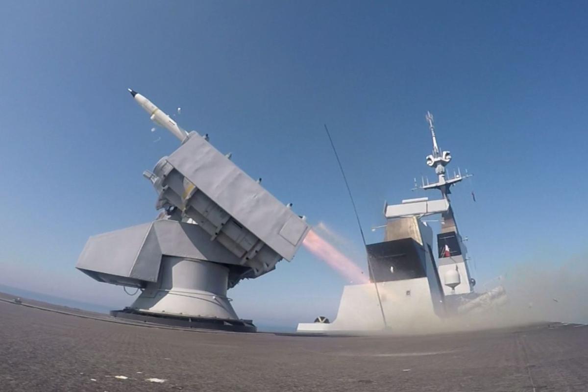 Méditerranée – Tir de missile CROTALE réussi pour la frégate Aconit 