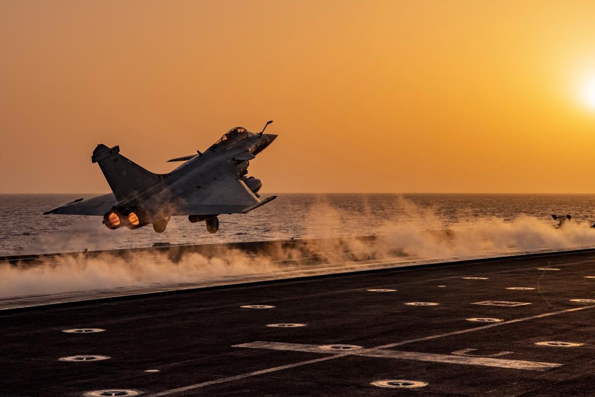 Le Charles de Gaulle reprend la mer pour l’École de l’aviation embarquée