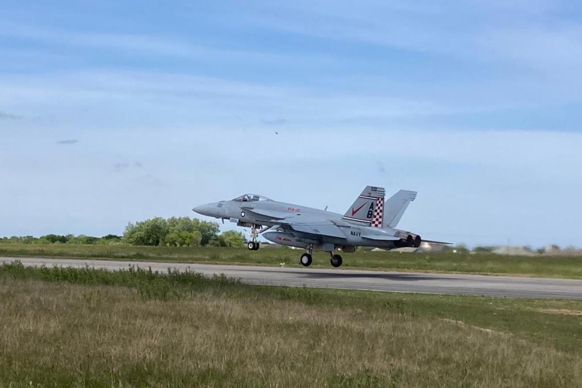 Coopération franco-américaine : 7 avions de chasse américains F18 sur la base d’aéronautique navale de Landivisiau