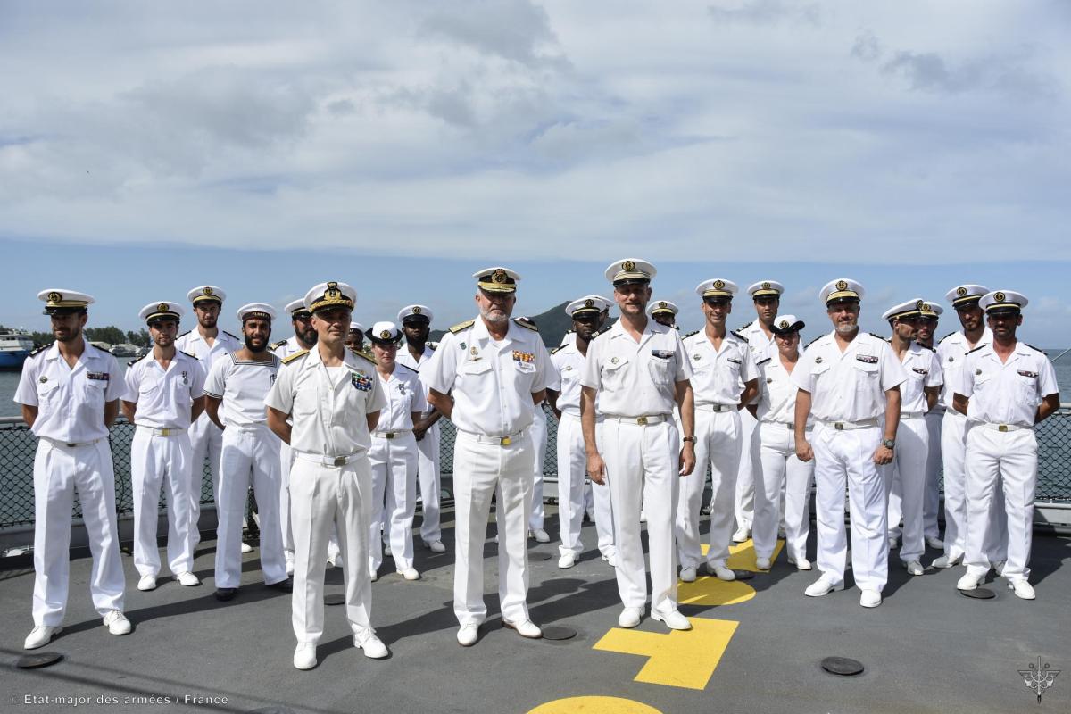 Opération Atalanta :  Le Floréal saisi plus de 8 t de stupéfiants et son équipage se voit décoré de la médaille européenne