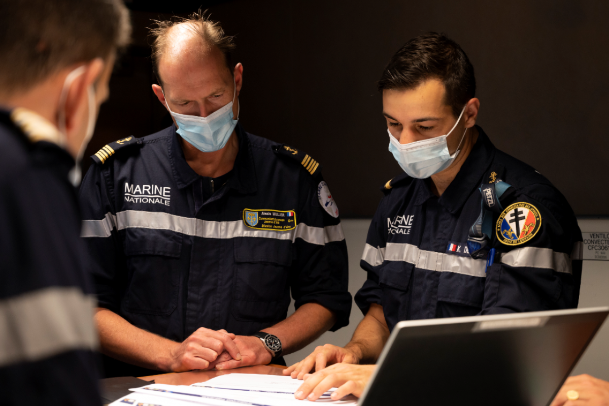 A l'image du commissaire Korantin, en photo dans la passerelle du PHA Mistral, briefant une manœuvre de ravitaillement à la mer au Commandant du Mistral 