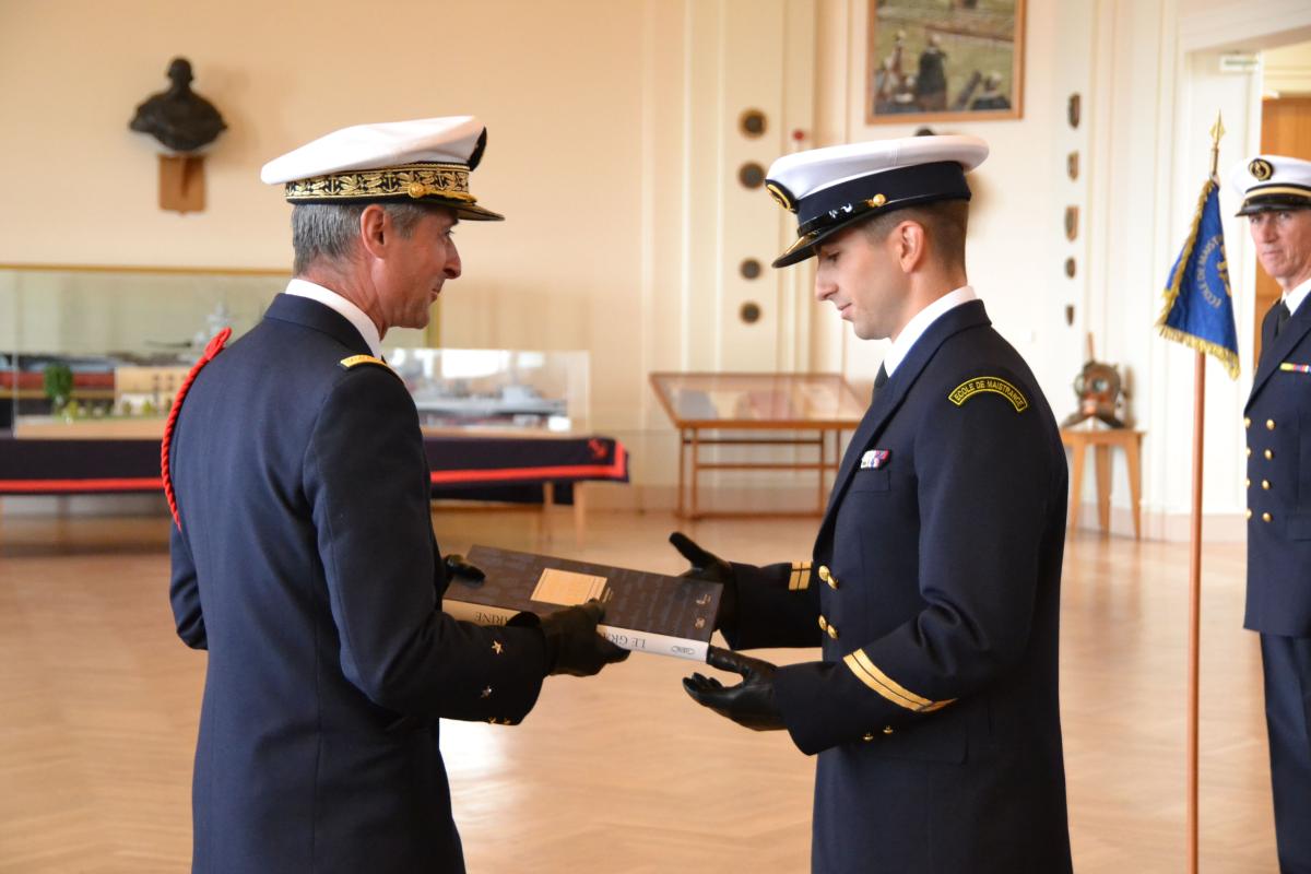 Cérémonie de présentation au drapeau et cérémonie de fin de cours à l’École de maistrance